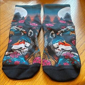 New! Outway Wolf Quarter Socks